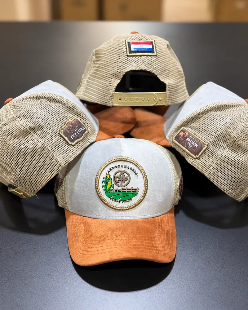 Bonés trucker com patches da Agroganadera e da Estancia Patrón