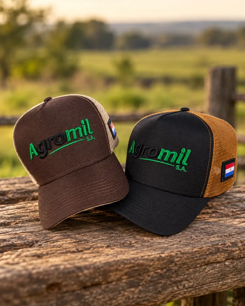 Gorras marrón y negra de AgroMil con la bandera de Paraguay