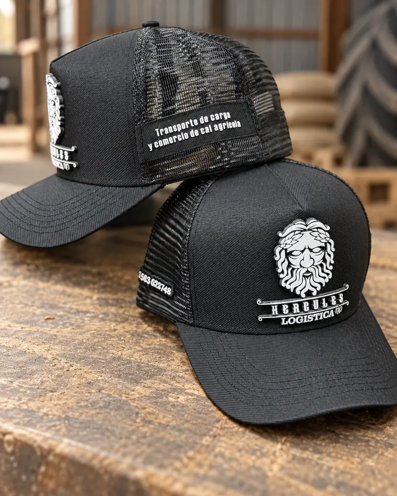 Bonés pretos da Hércules Logística com emblema metalizado