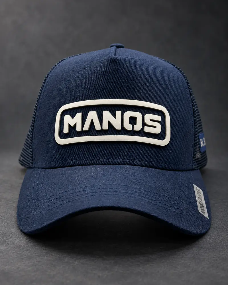 Boné azul-marinho com o patch emborrachado branco da Manos