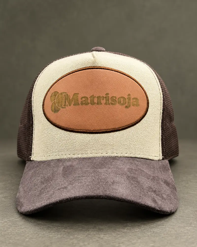 Boné creme e marrom da Matrisoja com patch de couro e aba de suede