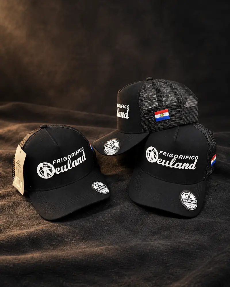 Três bonés pretos do Frigorífico Neuland com a logo branca
