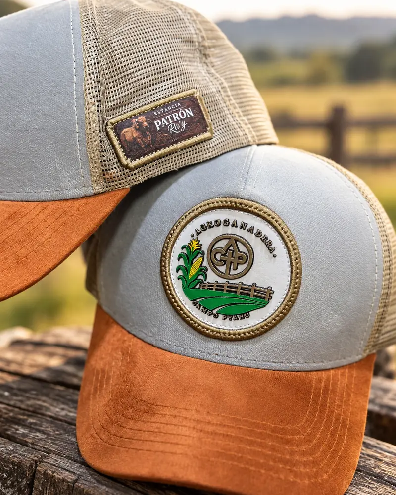 Gorras con el parche de Estancia Patrón y el emblema de Agroganadera