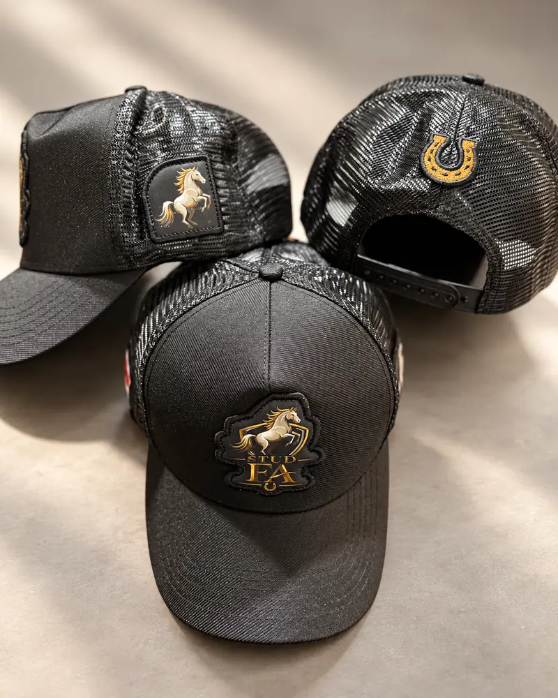 Gorras negras de Stud FA con caballo dorado y herradura