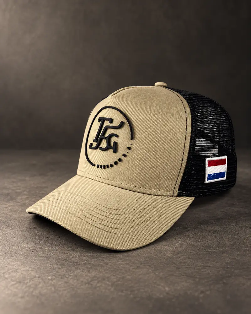 Boné trucker bege com o monograma TG em bordado 3D preto e a bandeira do Paraguai na lateral