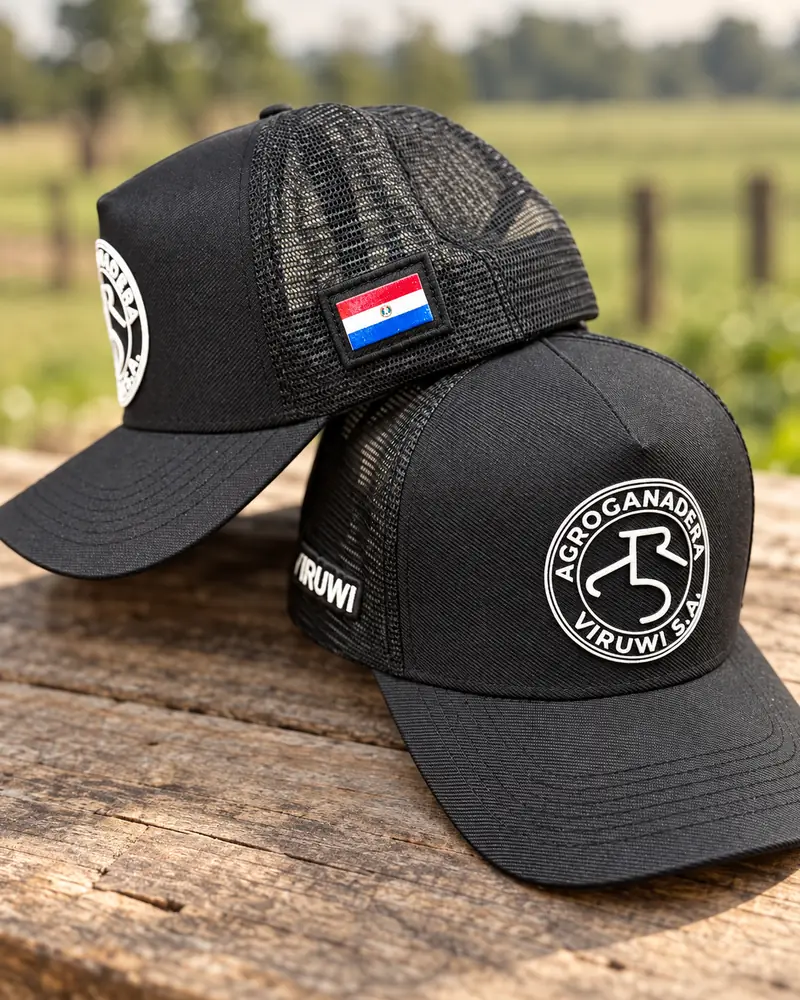 Bonés pretos da Agroganadera Viruwi com a bandeira do Paraguai