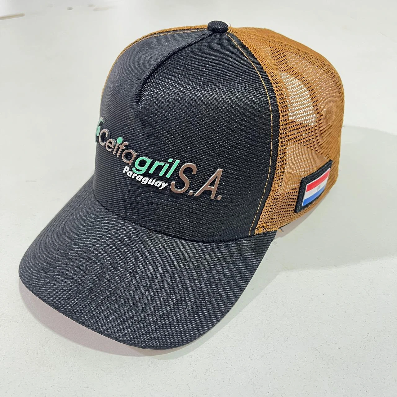 Gorra Ceifagril negra con malla dorada y bandera de Paraguay