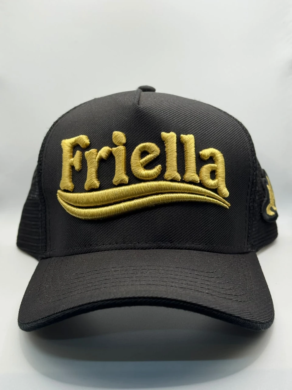 Gorra negra Friella con bordado dorado en relieve