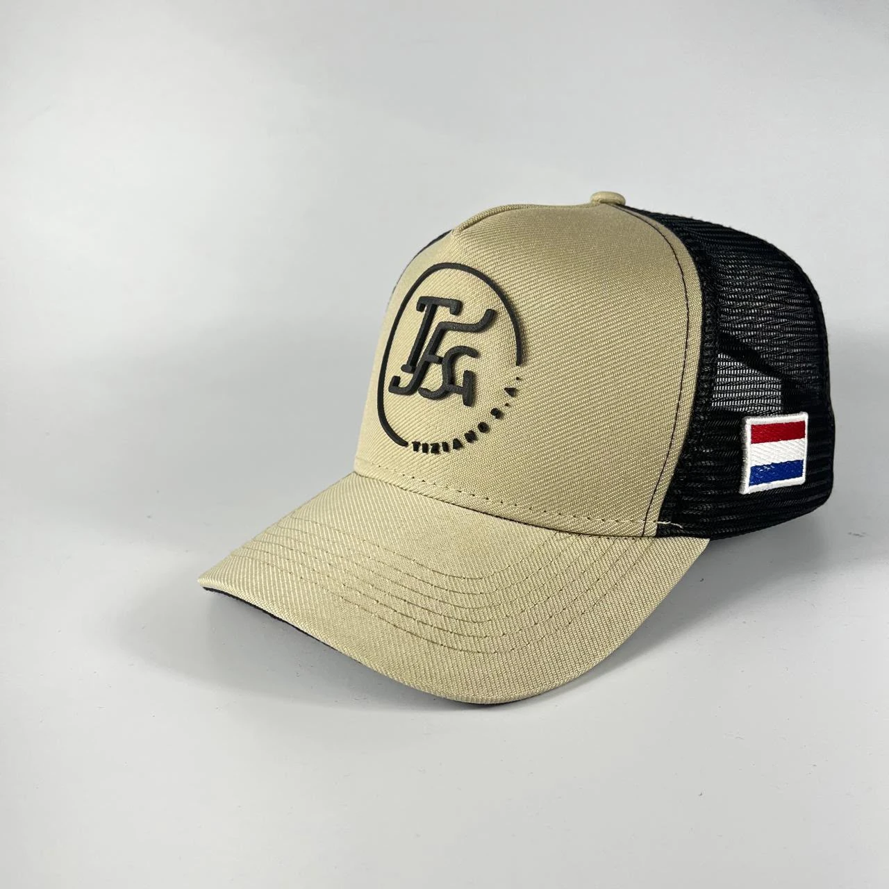 Gorra beige TFG con malla negra y personalización lateral